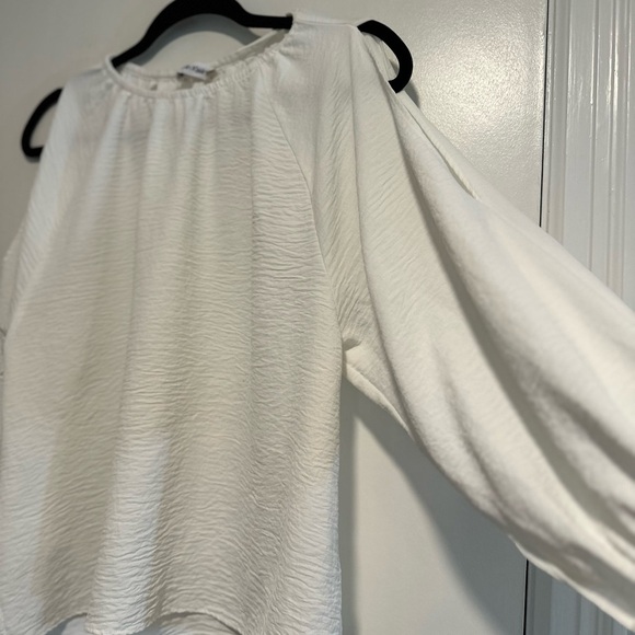 Calvin Klein Women's Medium Cold Shoulder White Blouse. Crushed Textured Fabric. - Picture 7 of 10